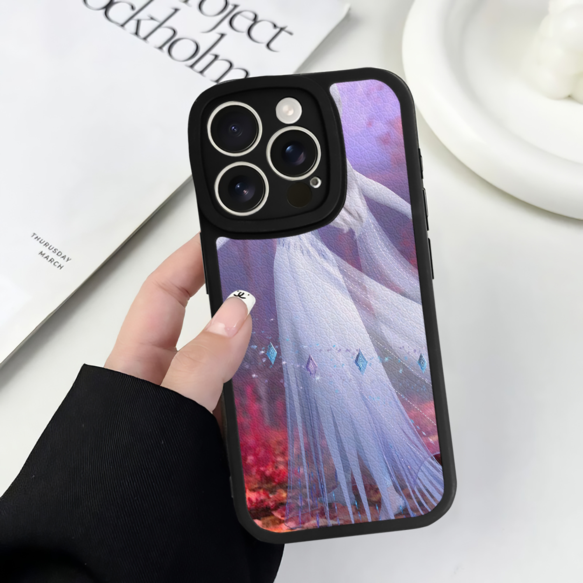 （画像用） アナと雪の女王 アンナ エルサ Frozen Anna Elsa 【iPhone 16シリーズ対応】シリコンスマホケース（レザー調） 材質：シリコン